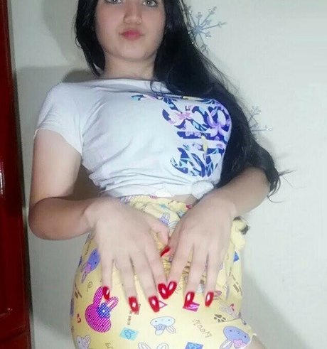 Elis Scratching ASMR Nacktbilder OnlyFans