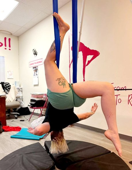 Skeletons twin Nacktbilder OnlyFans