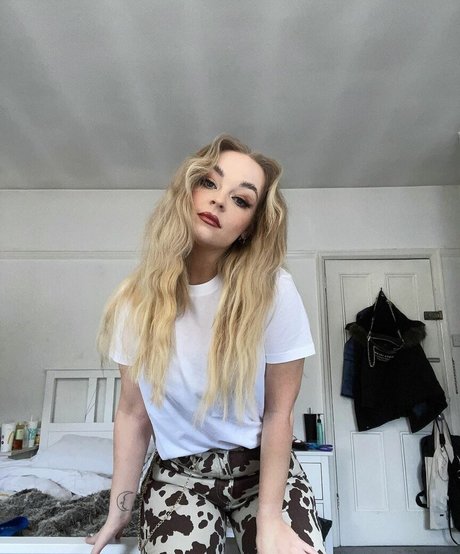 Emily Rose Perrin OnlyFans Striptease