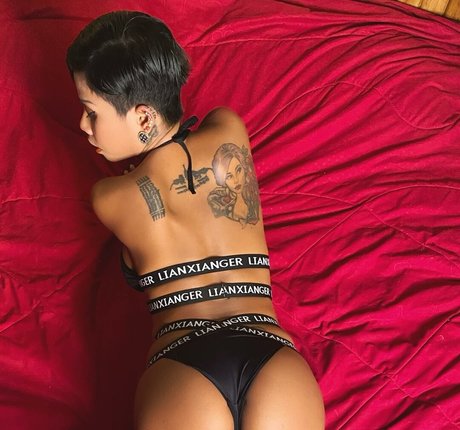 shuggatrix OnlyFans Lesbisch