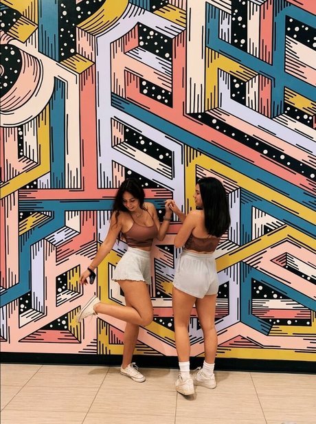 ___u l i a n a___ OnlyFans Striptease