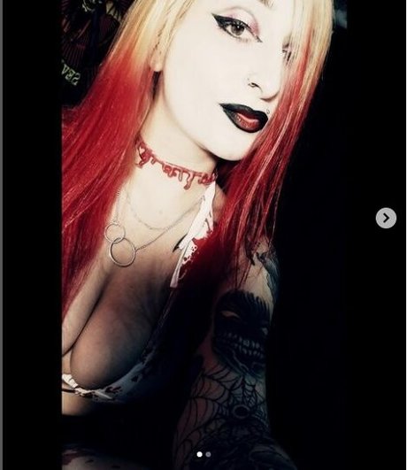 The Bloodwitch OnlyFans schlank