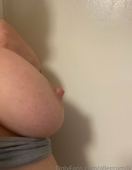 allegramilk OnlyFans Model Fotos
