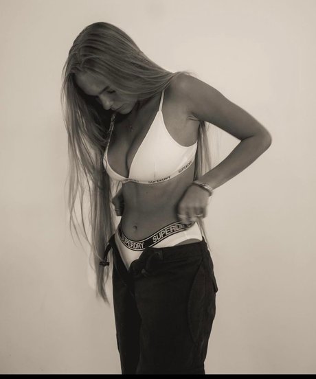 Lies Zhara_ Nackt auf OnlyFans