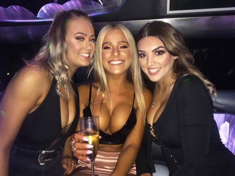 Cassie And Chloe Roberts OnlyFans Modelfoto