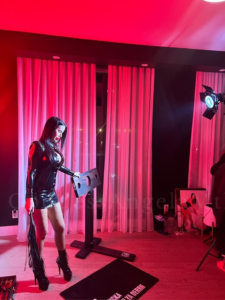 Goddess Angela Nackt auf OnlyFans