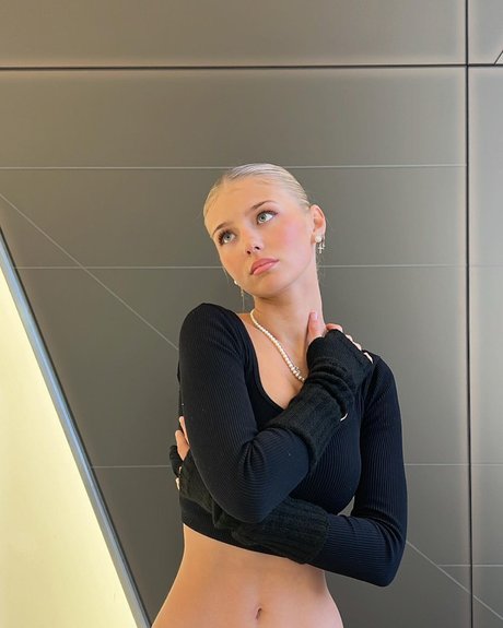 Elena Zoe Oben ohne OnlyFans