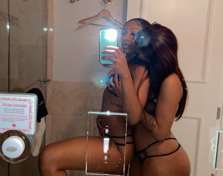 Lola and Moni OnlyFans nackte Brüste