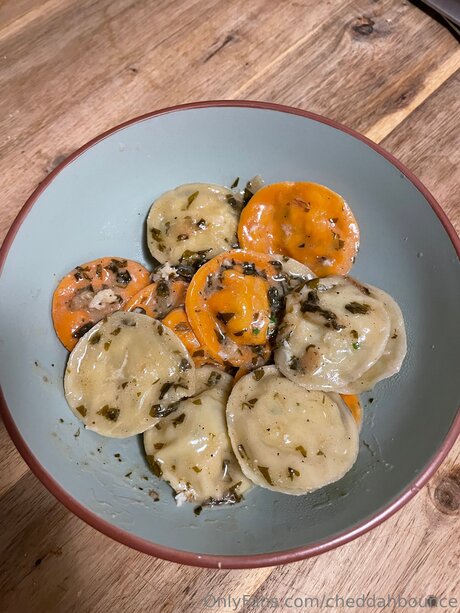 Cheddahbounce NurlyFans-Brüste