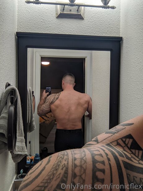 Ironicflex Nacktbilder von OnlyFans