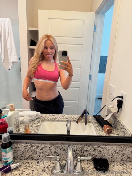 Miaharperrrrrr OnlyFans Model Bilder