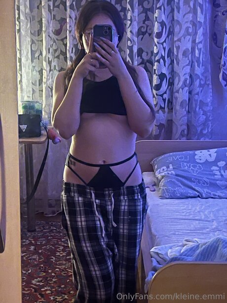 Kleine Emmi OnlyFans Model Fotos