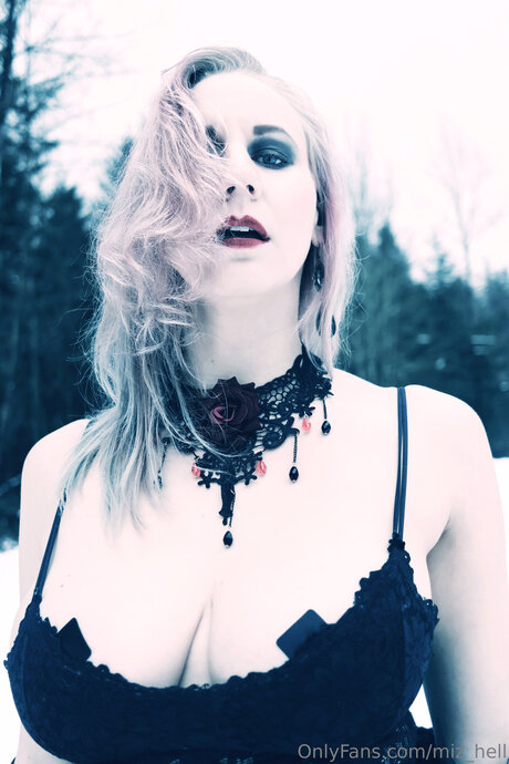 Miz Hell NurlyFans-Brüste