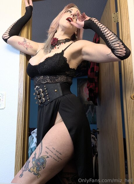 Miz Hell Nacktbilder von OnlyFans geleakt