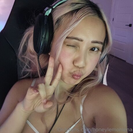 Honeylemonlena OnlyFans schlank