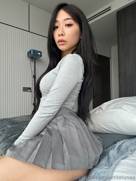 Petitelunaa OnlyFans-Creator