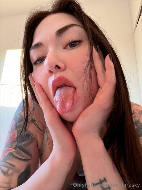 Onlylarasky Titten OnlyFans