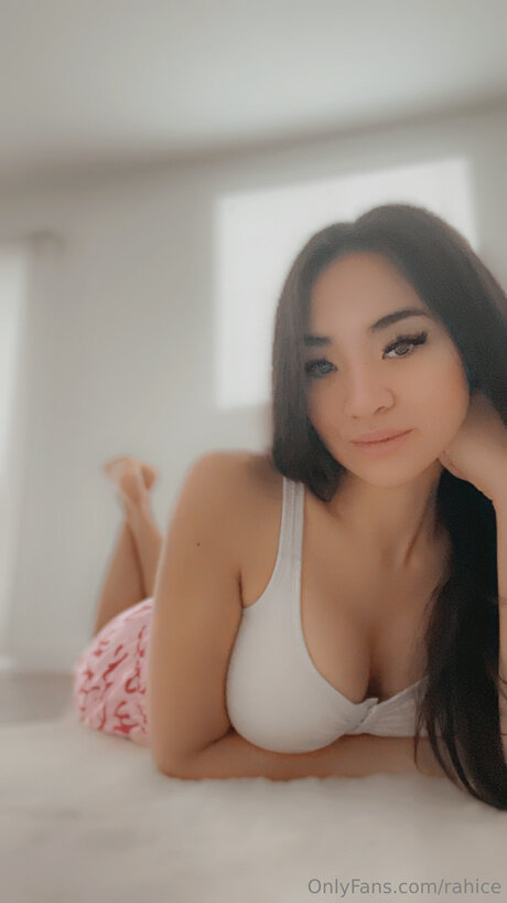 Rahice Leaks von Nacktbildern auf OnlyFans