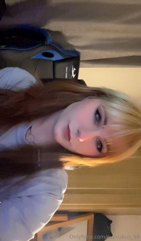 Succubus 98 NurlyFans-Brüste
