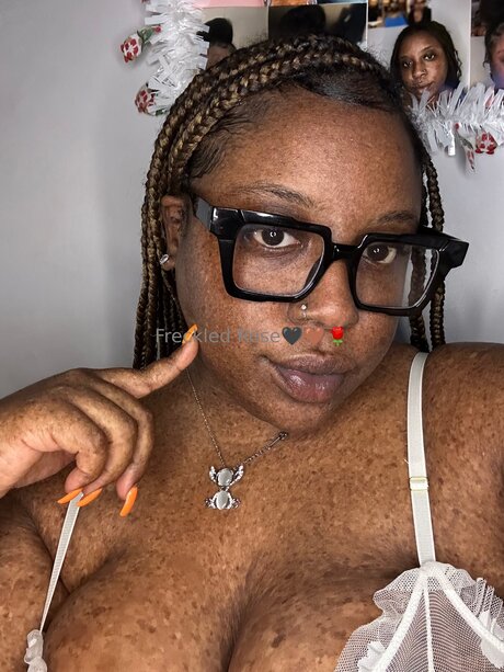 hübsche ebenholz-onlyfans nackt Medien