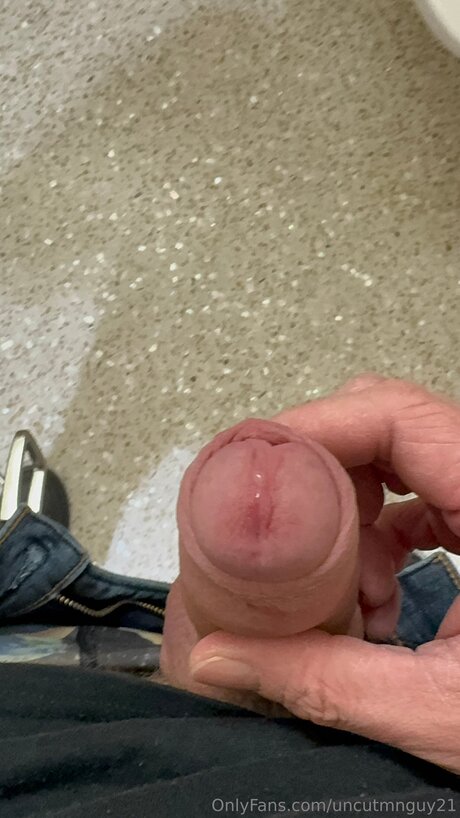 Uncutmnguy21 OnlyFans Nacktbilder