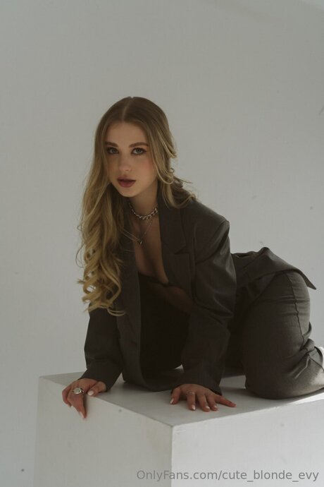Cute Blonde Evy Geleakte OnlyFans-Inhalte