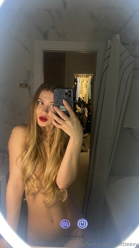 Cute Blonde Evy Model OnlyFans Foto