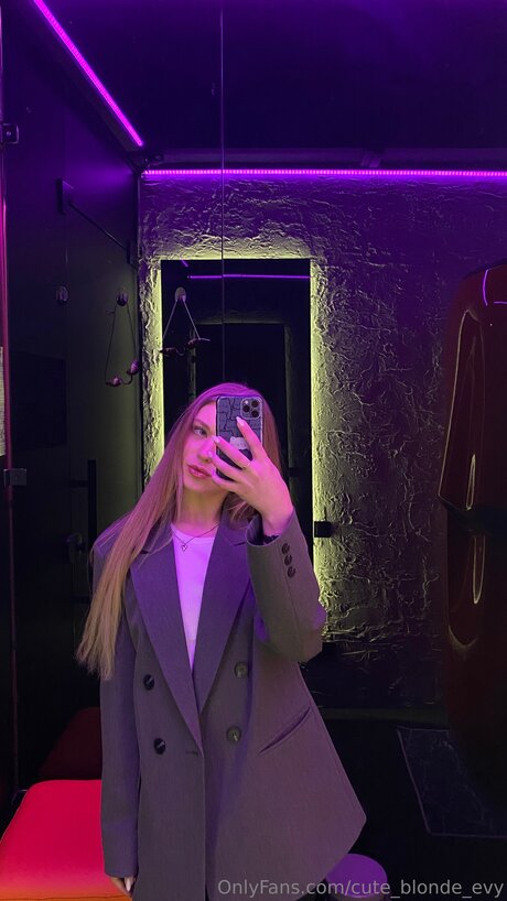 Cute Blonde Evy Nackt auf OnlyFans