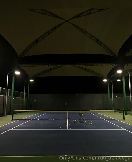 Nikki Delavega Nur für Fans