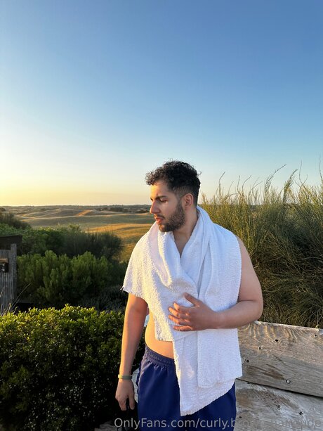 Curly Brown Hairdude OnlyFans Model Bilder