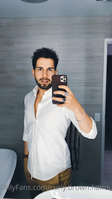 Curly Brown Hairdude OnlyFans geleakte Brüste