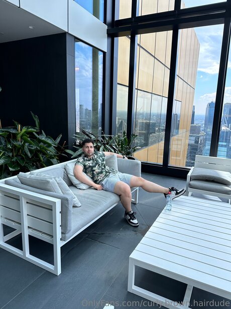Curly Brown Hairdude Nacktbilder von OnlyFans
