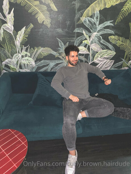 Curly Brown Hairdude OnlyFans Inhalte