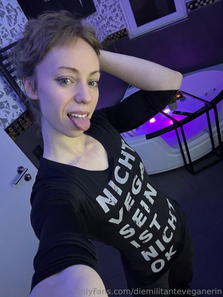 Diemilitanteveganerin OnlyFans-Bilder