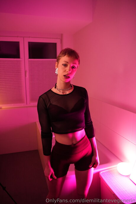 Diemilitanteveganerin Nacktbilder von OnlyFans