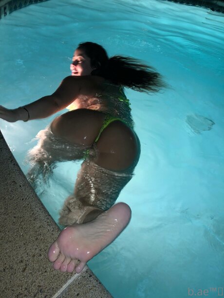 B Aee Nacktbilder von OnlyFans geleakt