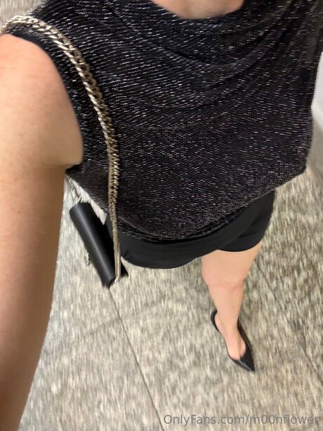 M00nflower OnlyFans-Model