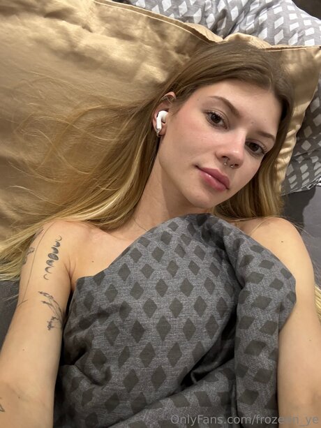 Frozeen Ye OnlyFans Strip