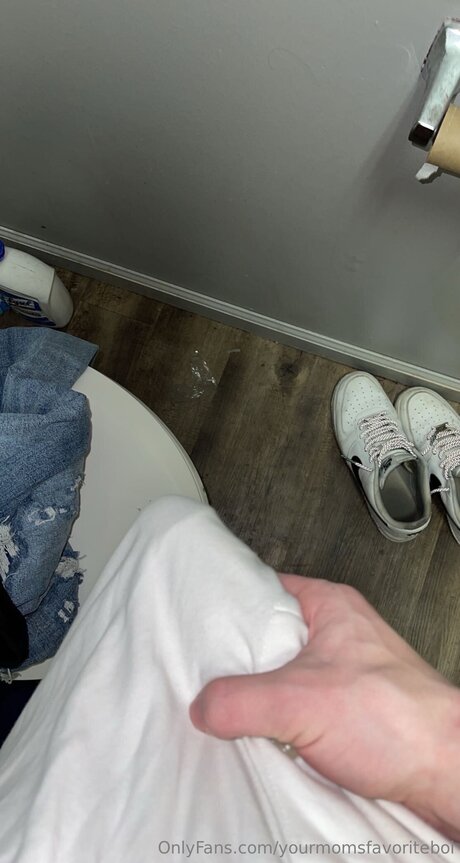 Yourmomsfavoriteboi XXX OnlyFans