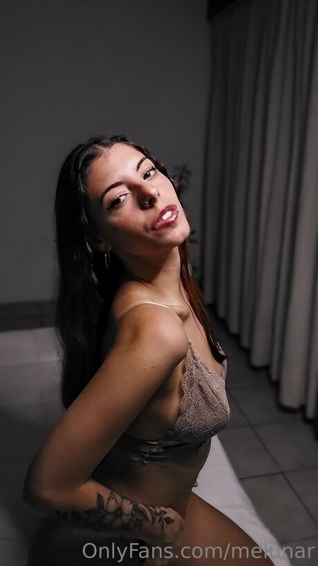 Melunar OnlyFans-Model
