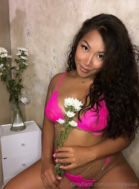 Jannieeasiaa Sex auf OnlyFans