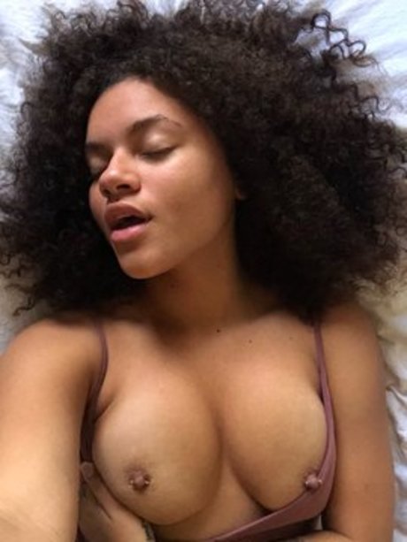 vieraralyn OnlyFans nackte Brüste