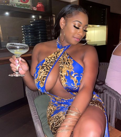 Dinnelle Oben ohne OnlyFans