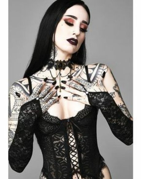 Emma Vauxdevil OnlyFans Fotos