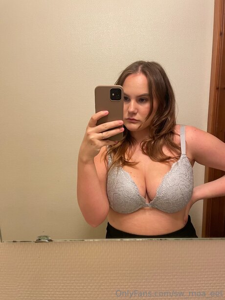 Sw Moa Eet Auf OnlyFans