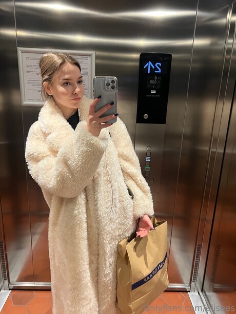 Elisees Nacktbilder von OnlyFans