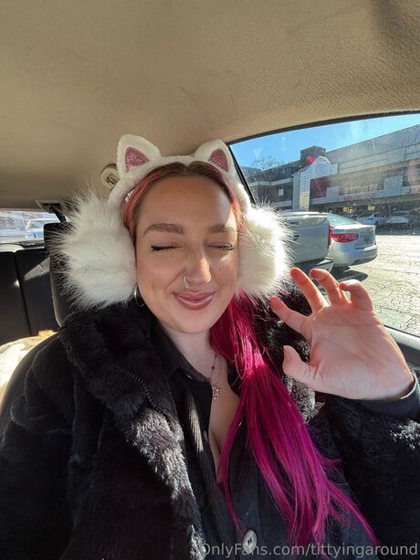 Tittyingaround OnlyFans Model Bilder