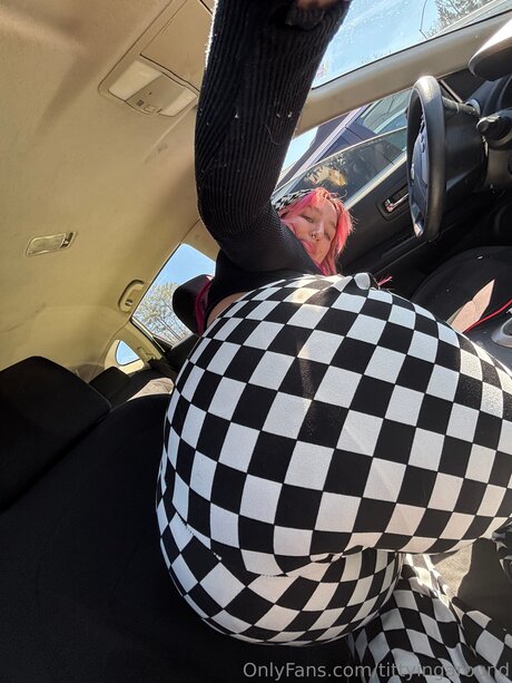 Tittyingaround OnlyFans Archiv