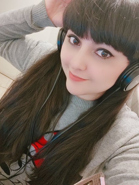 Eminitta Nacktpornos auf OnlyFans