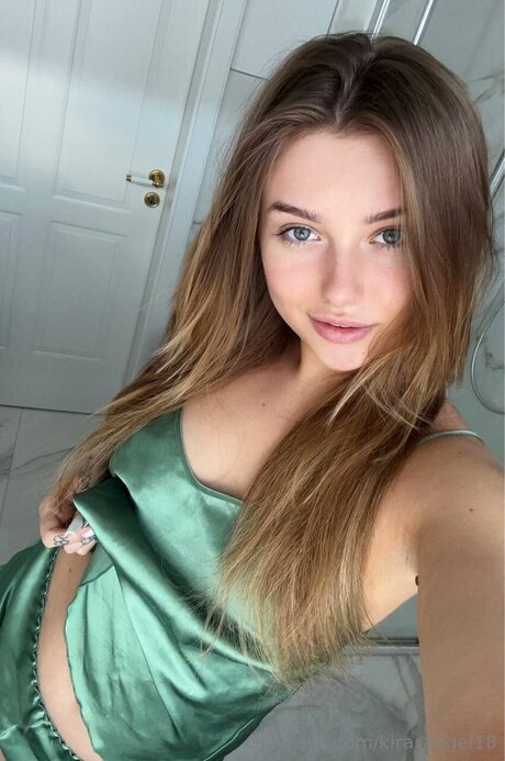 Kira Angel18 OnlyFans nackte Brüste